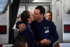 Imagem ilustrativa da imagem Papa Francisco faz casamento de comissários de bordo durante voo no Chile