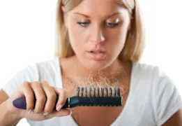 Imagem ilustrativa da imagem Empresa é condenada a indenizar mulher que perdeu o cabelo após usar creme de alisamento