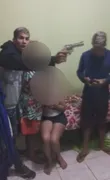 Imagem ilustrativa da imagem Após ser feita refém, vítima de assalto transmite rendição dos ladrões ao vivo
