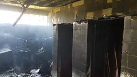 Imagem ilustrativa da imagem Criminosos invadem escola municipal e ateiam fogo em sala de depósito