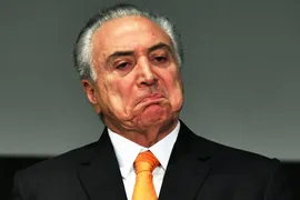 Imagem ilustrativa da imagem Temer presenteia Silvio Santos com R$ 50 durante programa