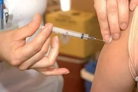 Imagem ilustrativa da imagem Quase 25% do estoque de vacinas contra H1N1 é usado no primeiro dia de aplicação, em Goiânia