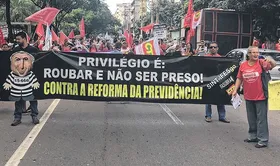 Imagem ilustrativa da imagem Com faixas e cartazes, grupo protesta pelas ruas de Goiânia