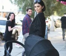 Imagem ilustrativa da imagem Loja faz estátua de cera de Kylie Jenner e confunde pedestres em Los Angeles