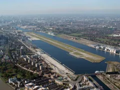 Imagem ilustrativa da imagem Aeroporto em Londres é fechado após descoberta de bomba da 2ª Guerra