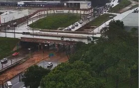 Imagem ilustrativa da imagem Forte chuva faz córrego da Marginal Botafogo transbordar por mais uma vez