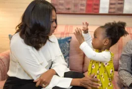 Imagem ilustrativa da imagem Michelle Obama encontra menina que ficou encantada com seu retrado