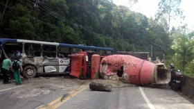Imagem ilustrativa da imagem Colisão entre ônibus e caminhão deixa um morto e 26 feridos