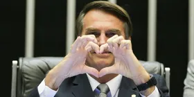 Imagem ilustrativa da imagem Bolsonaro homenageia as mulheres e afirma: "sem vocês não seríamos nada"