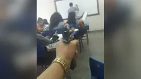 Imagem ilustrativa da imagem Aluno publica foto apontando arma para professor em sala de aula