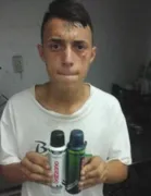 Imagem ilustrativa da imagem Jovem que teve testa tatuada é preso por furtar desodorante