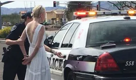 Imagem ilustrativa da imagem Noiva é detida dirigindo bêbada após causar acidente a caminho do seu casamento