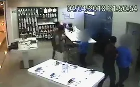 Imagem ilustrativa da imagem Trio assalta loja de celulares dentro do Shopping