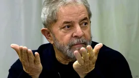 Imagem ilustrativa da imagem Lula reclama da chuva dizendo que “tem atrapalhado seu banho de sol”