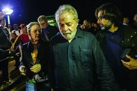Imagem ilustrativa da imagem TRF-4 rejeita últimos recursos de Lula