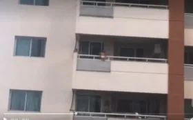 Imagem ilustrativa da imagem Vídeo mostra bebê pendurado em varanda de apartamento