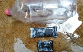 Imagem ilustrativa da imagem Eletricista é detido após ser flagrado com celular escondido dentro de garrafa pet em presídio