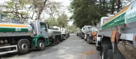 Imagem ilustrativa da imagem Caminhoneiros de Goiás e mais 11 estados fecham distribuidoras de combustíveis em protesto contra alta nos preços