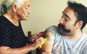 Imagem ilustrativa da imagem Avó tenta remover tatuagem do neto com bucha e vídeo viraliza na web