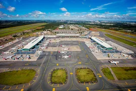 Imagem ilustrativa da imagem Concessionária afirma que estoque de combustíveis do aeroporto de Brasília está zerado