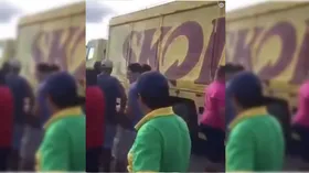 Imagem ilustrativa da imagem Caminhoneiros em greve liberam passagem de caminhão carregado de cerveja, mostra vídeo