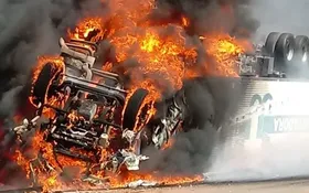 Imagem ilustrativa da imagem Motorista morre carbonizado após caminhão capotar e pegar fogo na BR-080