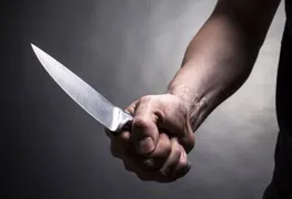 Imagem ilustrativa da imagem Mulher fica com faca cravada nas costas depois de ataque do esposo