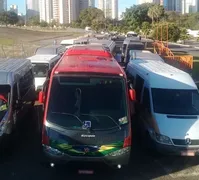 Imagem ilustrativa da imagem Outros motoristas aderem manifestação contra preço do diesel em Goiânia