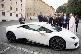 Imagem ilustrativa da imagem Lamborghini do Papa Francisco é leiloada por 715 mil euros