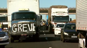 Imagem ilustrativa da imagem Mesmo depois de acordo com Governo, caminhoneiros continuam protestando contra alta do diesel, em Goiás