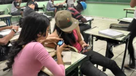 Imagem ilustrativa da imagem Projeto de lei quer liberar uso de celular em salas de aula, em Goiás