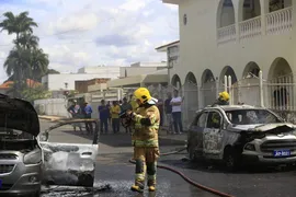 Imagem ilustrativa da imagem Ex-funcionário de embaixada é preso suspeito de incendiar carros da instituição