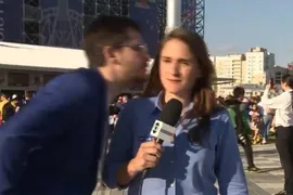 Imagem ilustrativa da imagem Torcedor tenta beijar repórter da TV Globo durante entrada ao vivo na Rússia