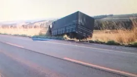 Imagem ilustrativa da imagem Caminhoneiro morre após bater de frente com carreta na BR-452 em Itumbiara