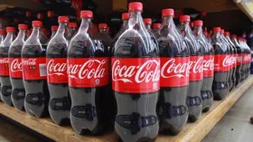 Imagem ilustrativa da imagem Consumidor encontra corpo estranho em Coca-cola e receberá R$ 14 mil de indenização