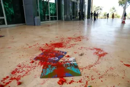Imagem ilustrativa da imagem Com gritos de "Lula livre", grupo joga tinta vermelha na entrada do STF