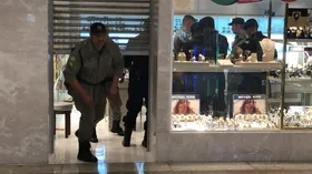 Imagem ilustrativa da imagem Criminosos assaltam joalheria do Goiânia Shopping