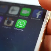 Imagem ilustrativa da imagem WhatsApp vai limitar o envio de mensagens para combater fake news