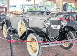 Imagem ilustrativa da imagem Relíquias de rodas e da velocidade em exposição de veículos antigos