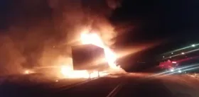 Imagem ilustrativa da imagem Incêndio consome carreta carregada com eletroeletrônicos em Goiás