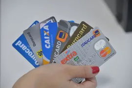 Imagem ilustrativa da imagem Juros do cartão de crédito rotativo estão mais altos