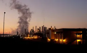 Imagem ilustrativa da imagem Incêndio paralisa produção em refinaria da Petrobras