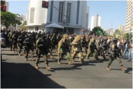 Imagem ilustrativa da imagem Em alta, militarismo atrai multidão em desfile