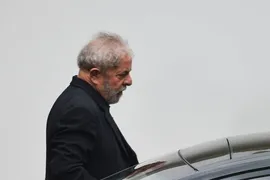 Imagem ilustrativa da imagem Lula é condenado a 12 anos de prisão em processo sobre sítio