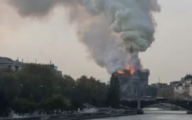 Imagem ilustrativa da imagem Incêndio atinge catedral de Notre Dame, em Paris