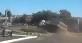 Imagem ilustrativa da imagem Vídeo mostra momento que motorista embriagado tomba carreta carregada, em Jataí