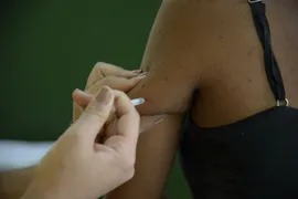 Imagem ilustrativa da imagem Crescem relatos de 'fura-filas' na vacinação; MP apura denúncias