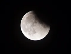 Imagem ilustrativa da imagem Eclipse lunar parcial poderá ser visto hoje em todo o Brasil