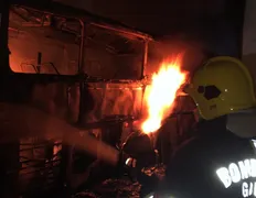Imagem ilustrativa da imagem Incêndio destrói ônibus e atinge veículos na garagem da Prefeitura de Campinorte