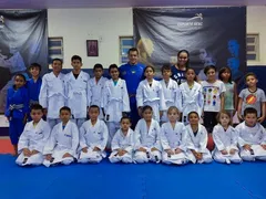 Imagem ilustrativa da imagem Projeto Sesc Esporte em Ação entrega de 80 kimonos para crianças atendidas no Guanabara